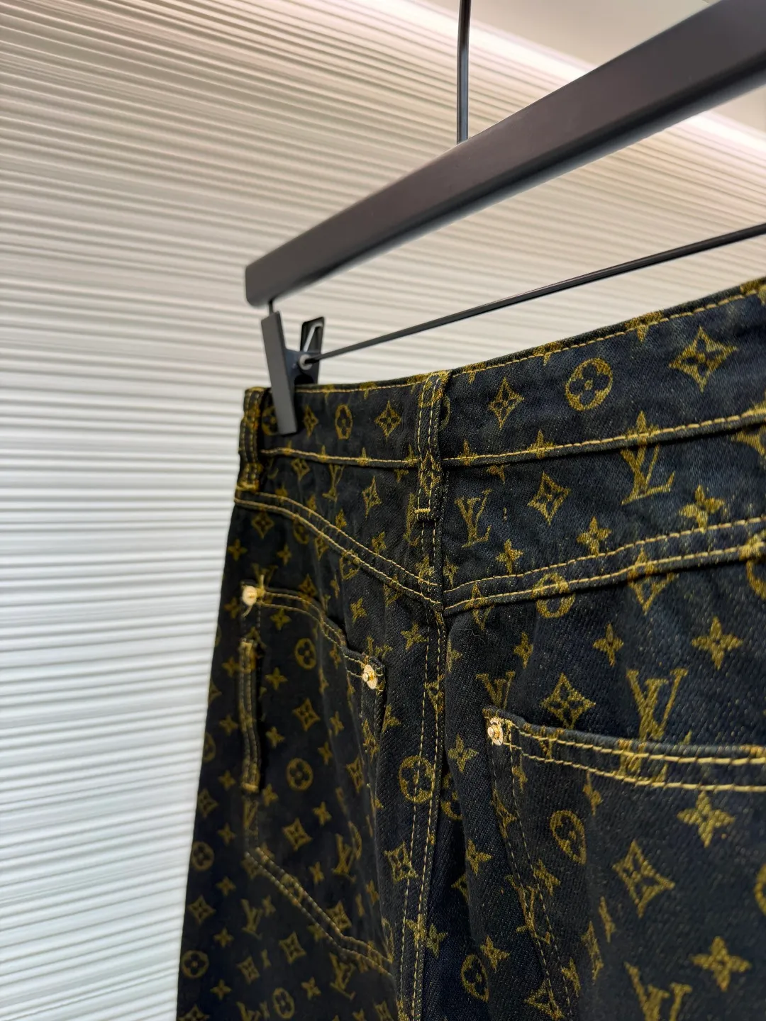 LOUIS VUITTON full letter printed jeans [Women's clothing] ●Original version: purchased and developed by 16199 ●Item number: 1681900-B10 ●Fabric: denim fabric ●Technology: printing production ●Color: brown ●Version: loose fit ●Weight: about 825 grams ●Size: 34-36-38 ●Description: This LV 25 new black full-print denim wide-leg pants are made of 100% high-pound pure cotton denim produced in Italy. After pre-shrinking, the full-print presbyopia pattern is fully aligned and spliced through CAD precise layout and laser cutting (the waist, ankles, and pockets are all aligned), and the fabric loss rate is controlled within 5%. During the production stage, double-needle chain stitching is used to reinforce the front pockets, and the crotch is cross-stitched with high-strength polyester thread backstitching. The trouser loops are fixed with a density of 8 stitches per inch; the hardware is made of black pearl-textured buttons and rivets, which are combined with the same-color stitching to form a low-key layer. In the post-process, retro washing process is used to create an aged effect, and flocking presbyopia process (velvet texture logo) is superimposed. The size tolerance during final inspection is ≤±0.5cm. The thread ends are finely processed with a hot air thread trimmer, and finally shaped with an environmentally friendly dry cleaning agent to ensure that the overall pattern is straight and delicate, the fabric is comfortable and soft, and the color is consistent without color difference. It can be matched with the same style to create a fashionable look and control various occasions. Customized accessories, complete with three standards, the same style for men and women!